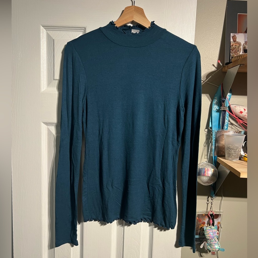 Gap long sleeve ribbed lettuce edge mock neck